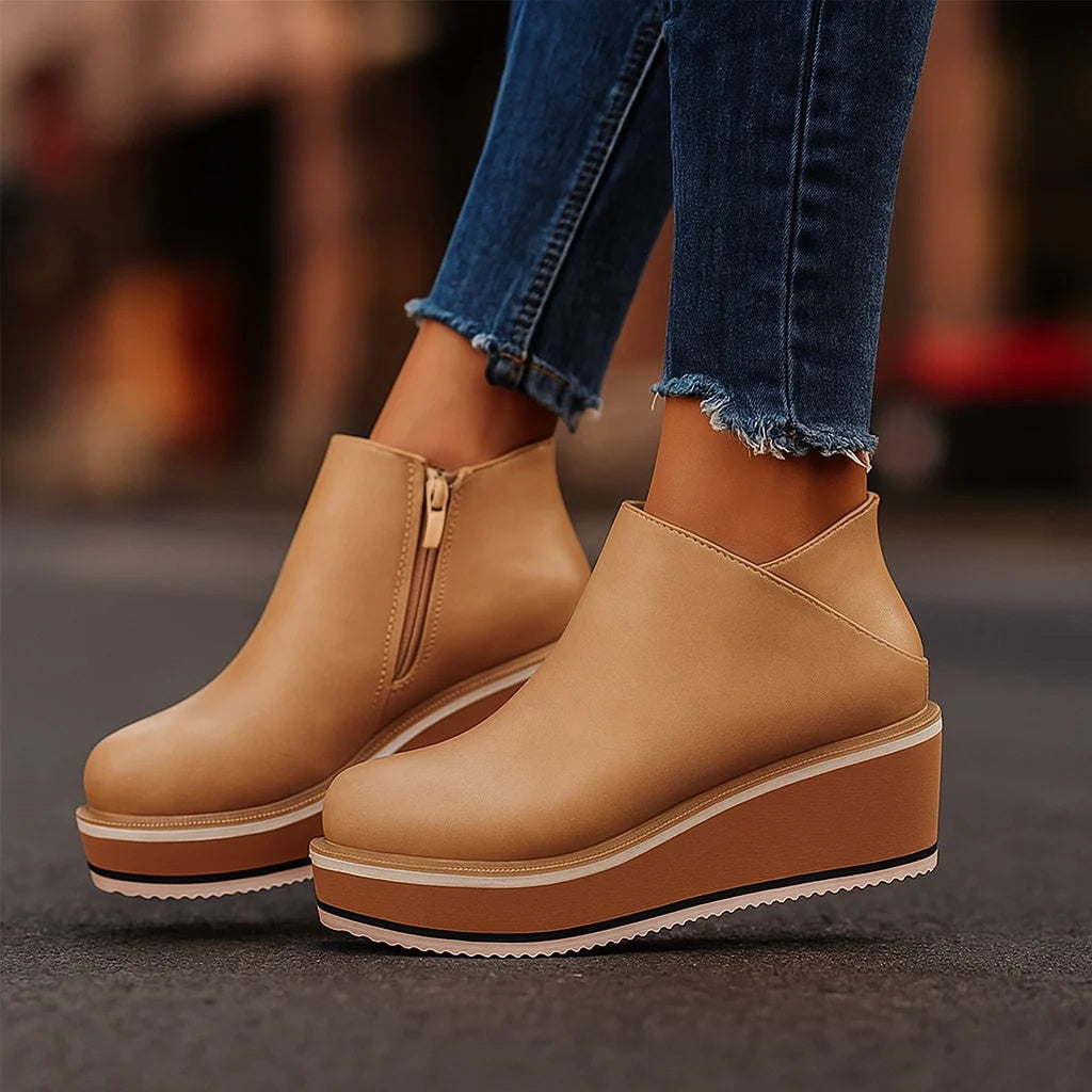 Linnea | Ankelboots med kilklack och dragkedja