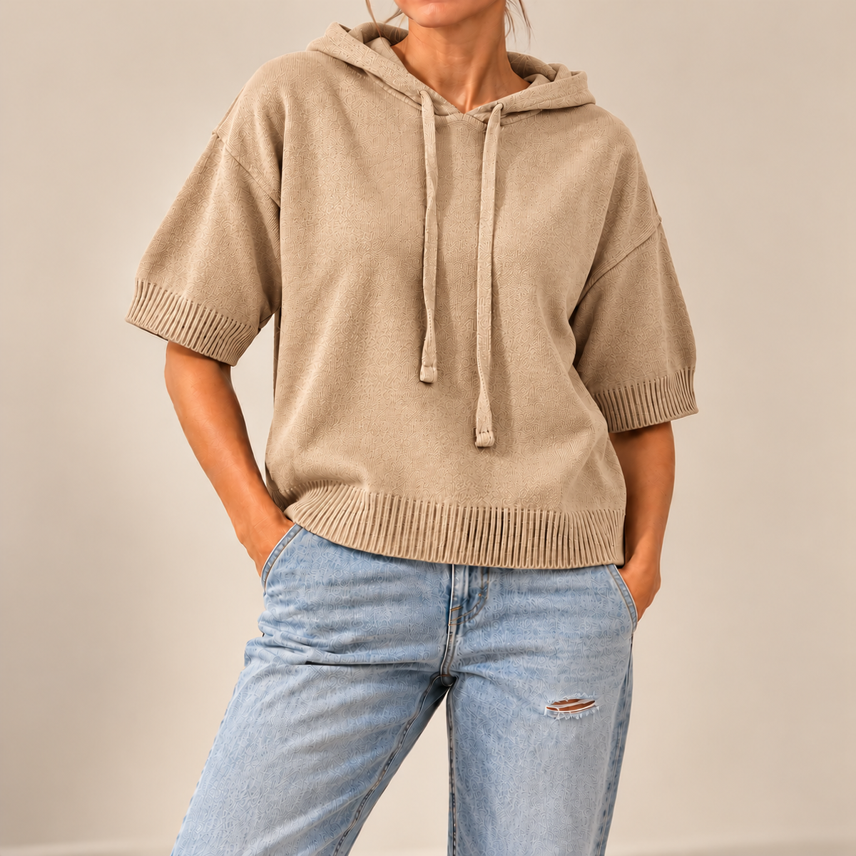 Saga | Stickad poncho med huva och korta ärmar