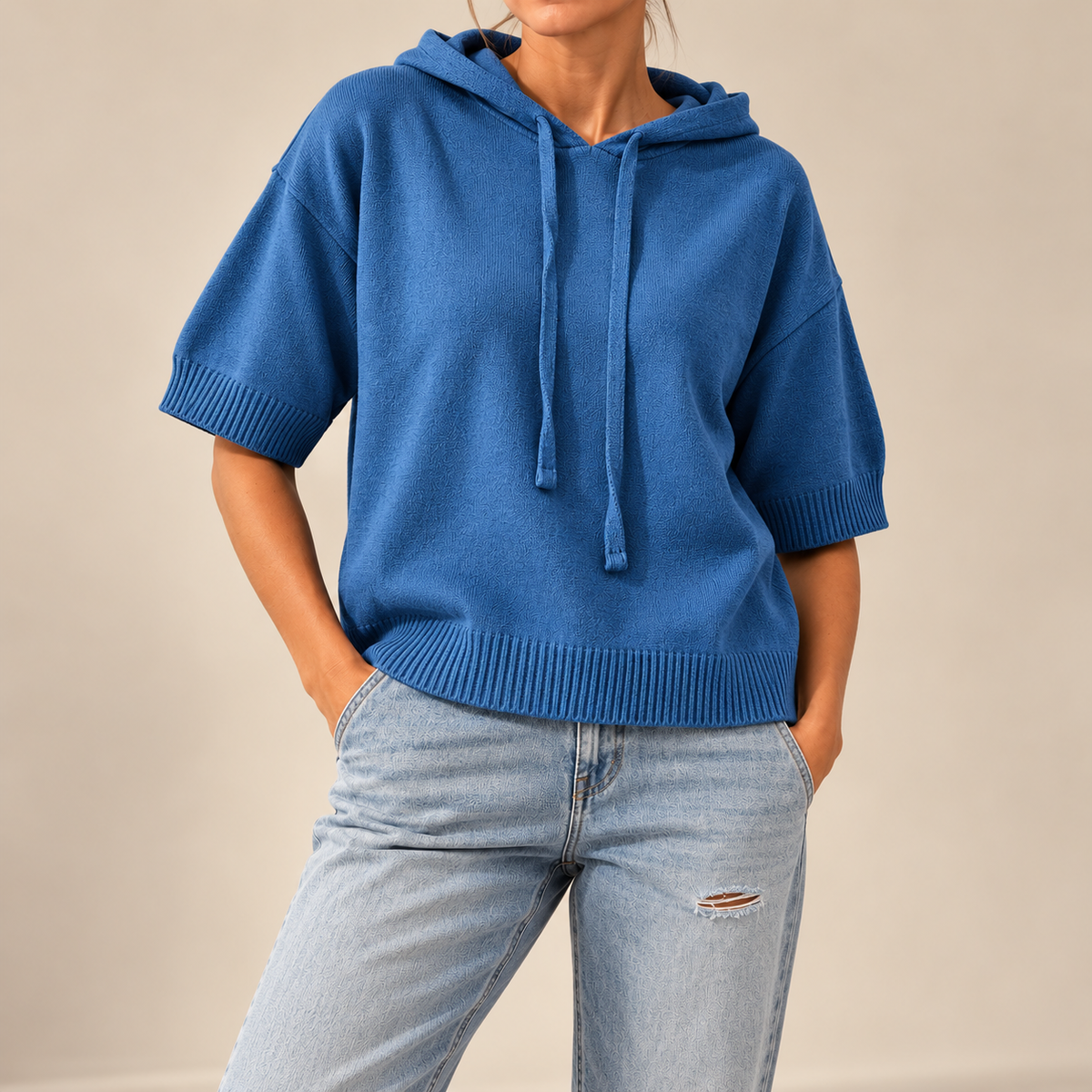 Saga | Stickad poncho med huva och korta ärmar