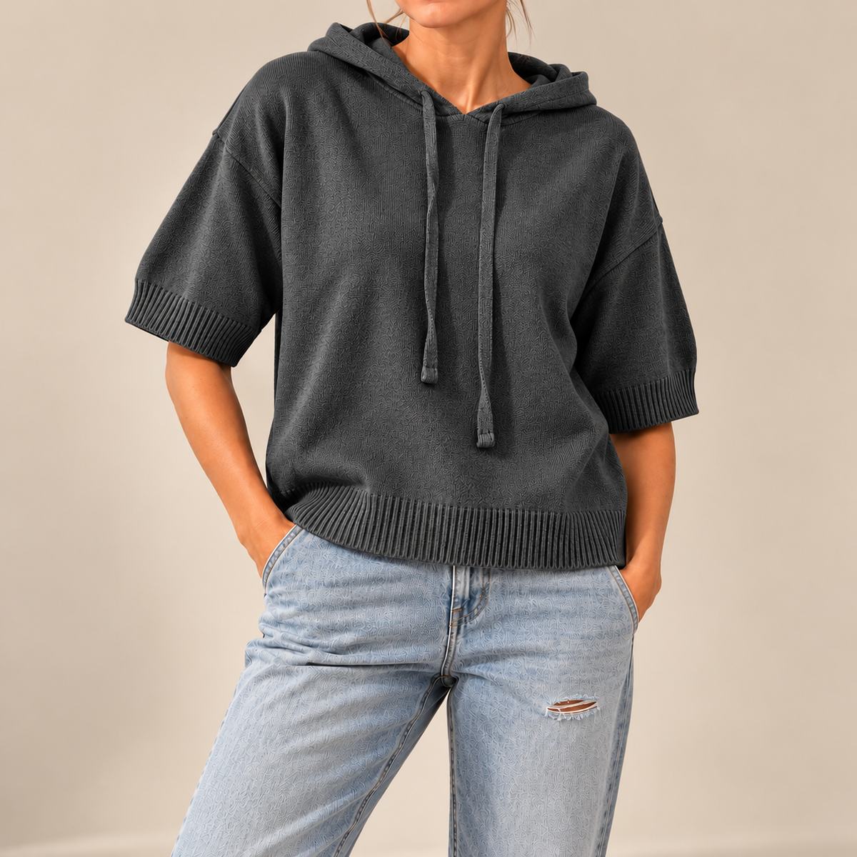 Saga | Stickad poncho med huva och korta ärmar