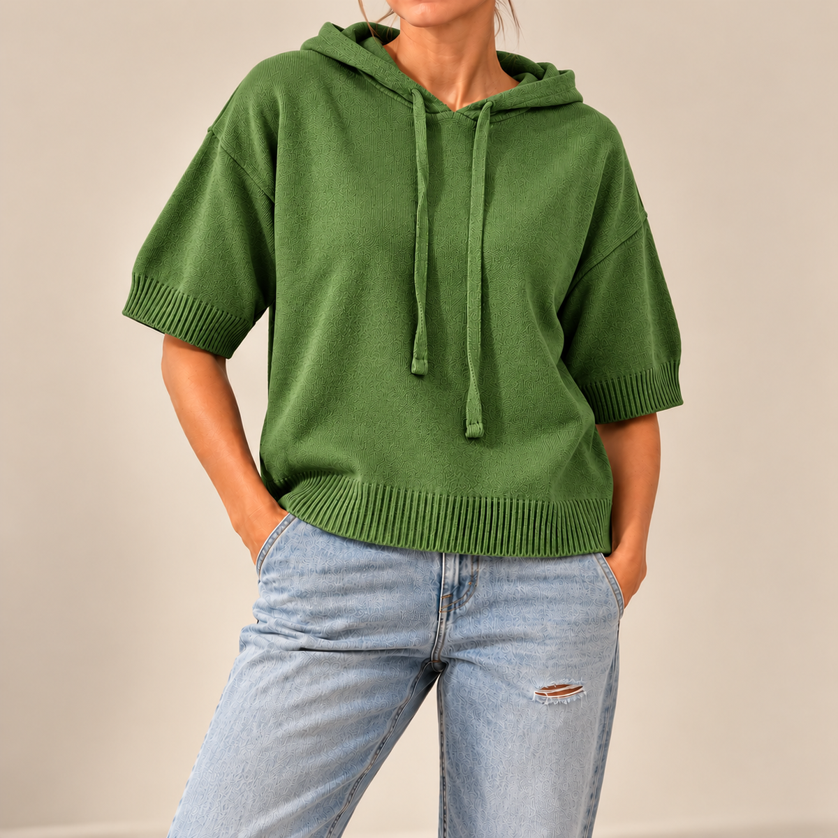 Saga | Stickad poncho med huva och korta ärmar