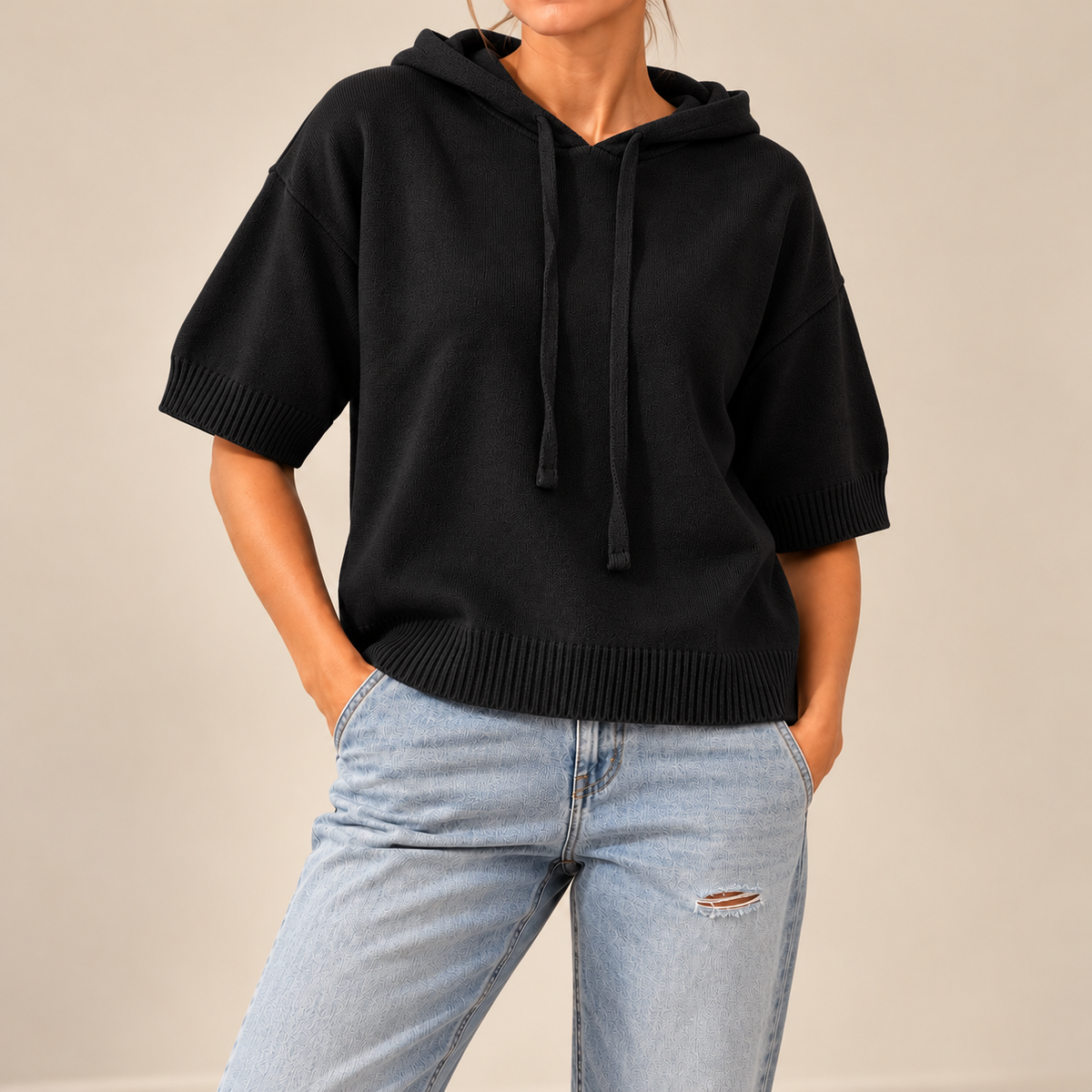 Saga | Stickad poncho med huva och korta ärmar