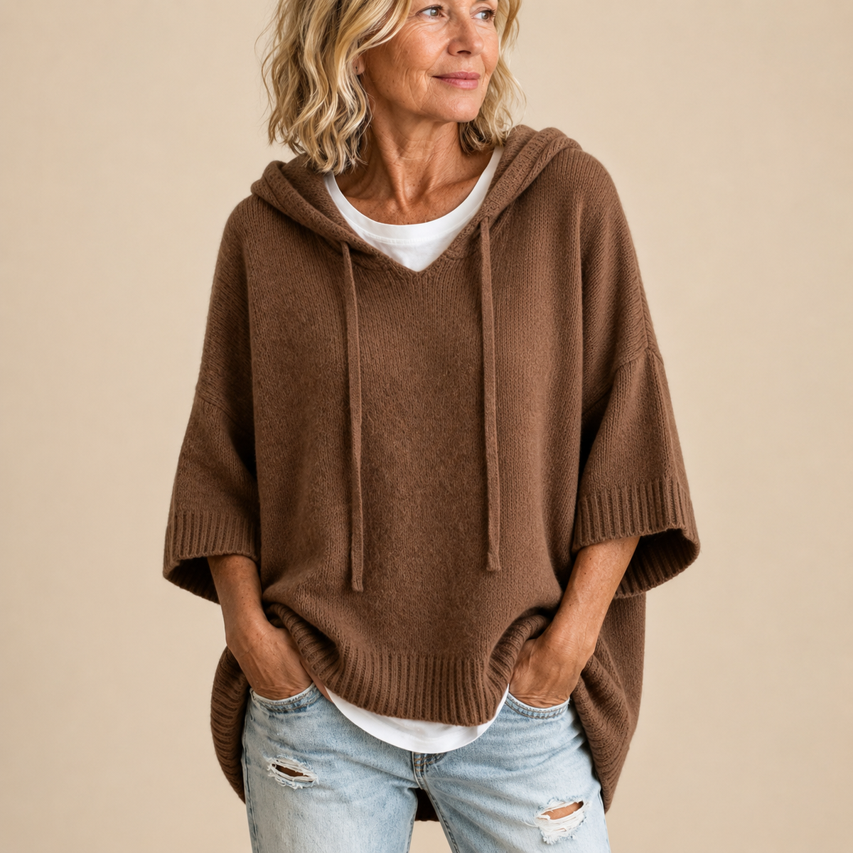 Saga | Stickad poncho med huva och trekvartsärm