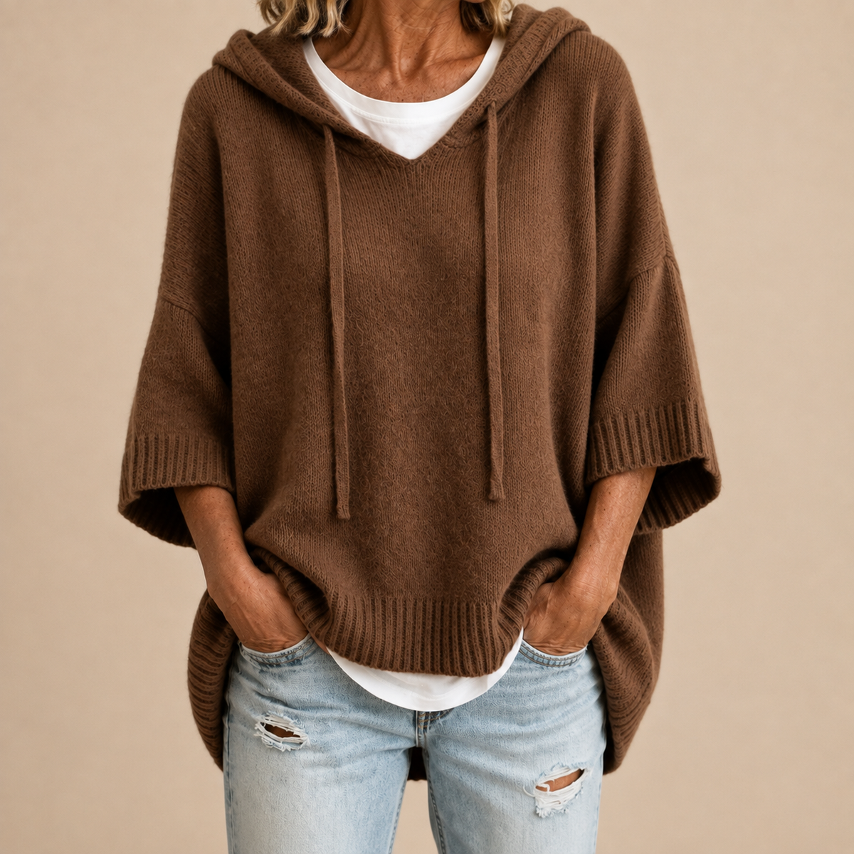 Saga | Stickad poncho med huva och trekvartsärm