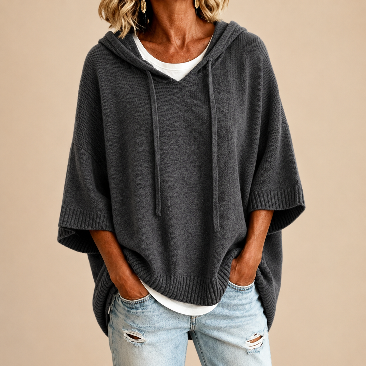 Saga | Stickad poncho med huva och trekvartsärm