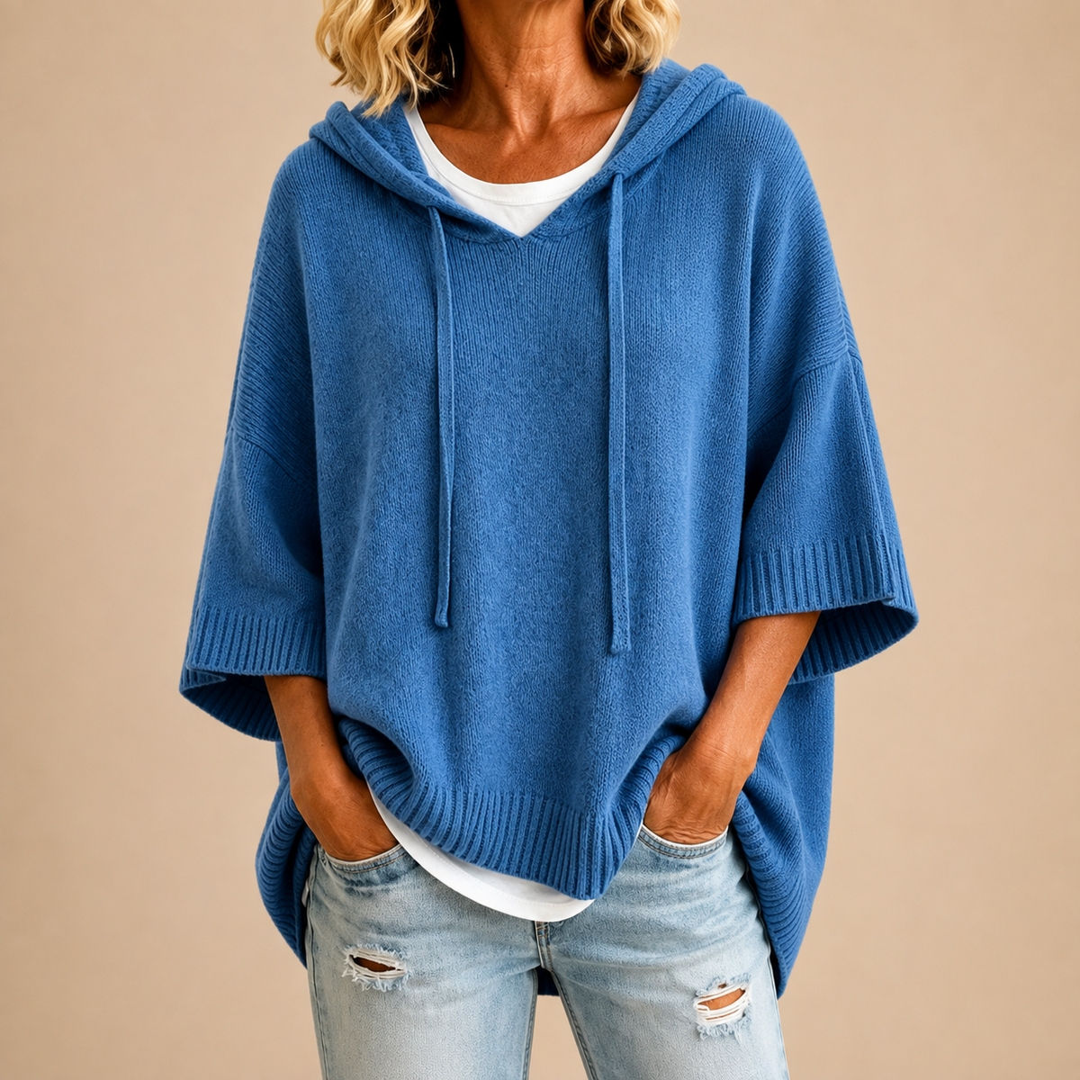 Saga | Stickad poncho med huva och trekvartsärm