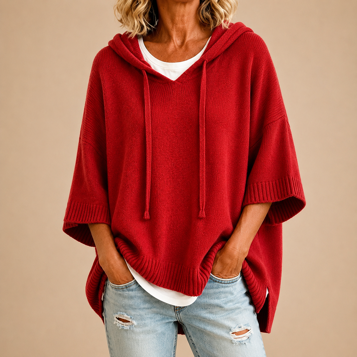 Saga | Stickad poncho med huva och trekvartsärm