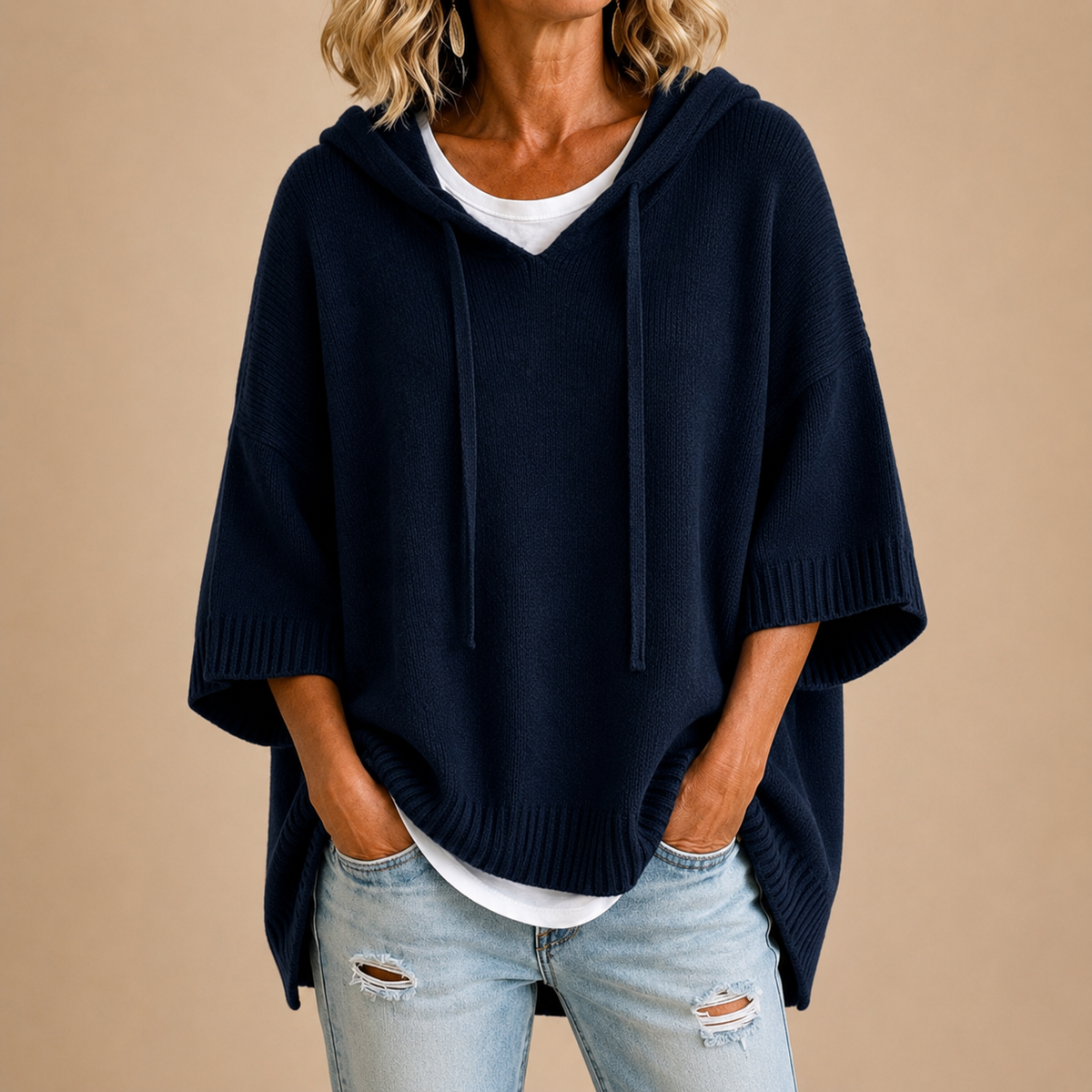 Saga | Stickad poncho med huva och trekvartsärm