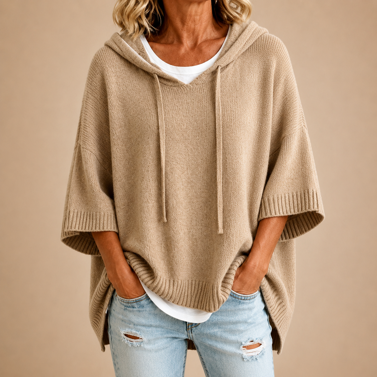 Saga | Stickad poncho med huva och trekvartsärm