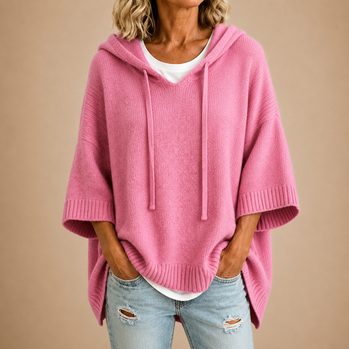 Saga | Stickad poncho med huva och trekvartsärm
