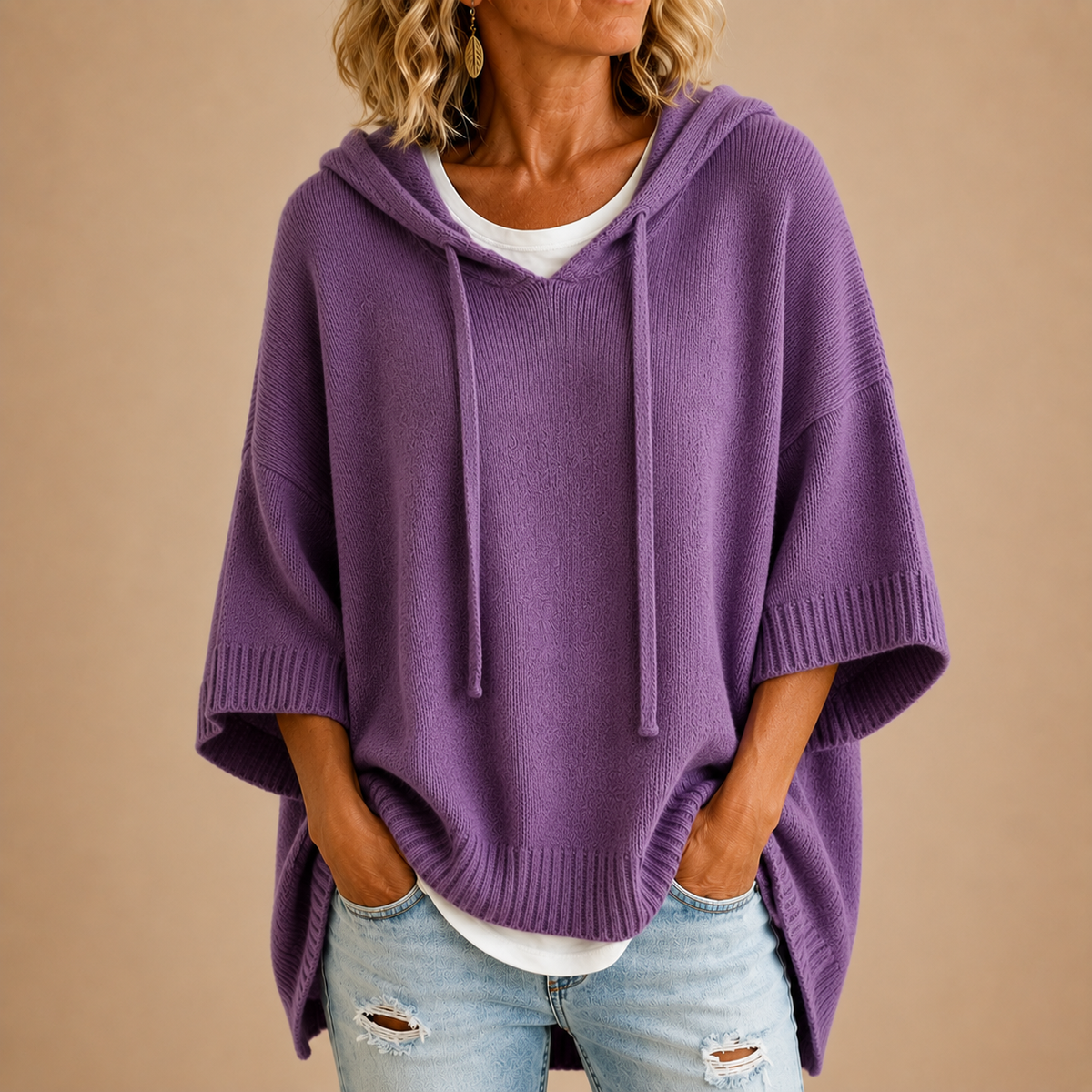 Saga | Stickad poncho med huva och trekvartsärm