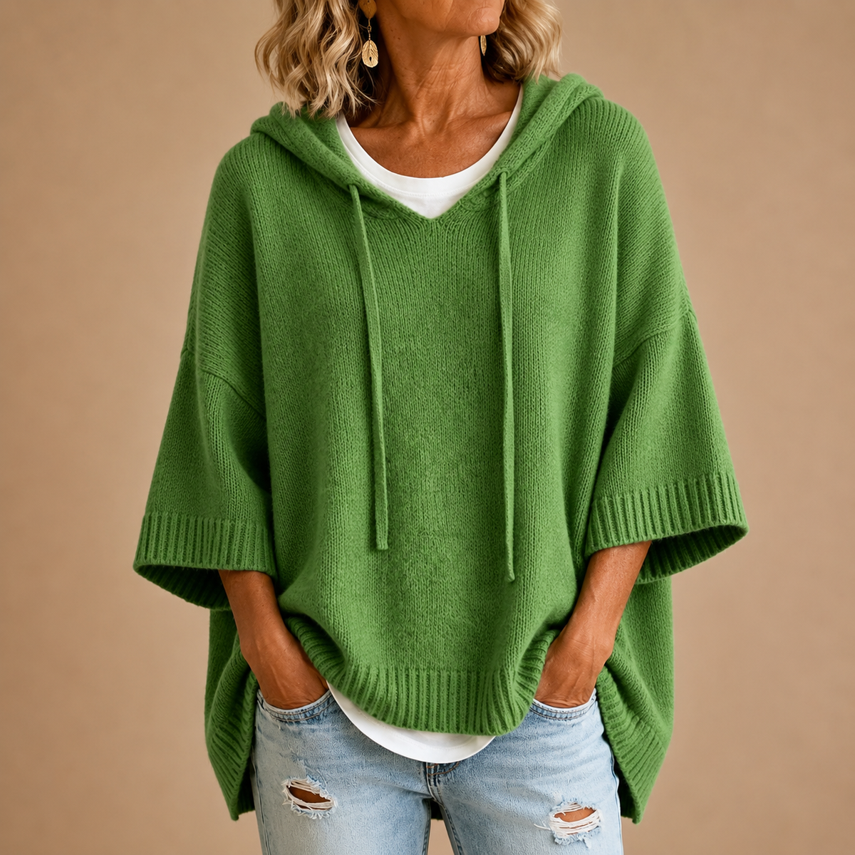 Saga | Stickad poncho med huva och trekvartsärm