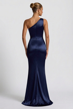 Daphne | Damernas enaxlad satin maxi balklänning med slits