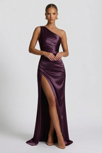 Daphne | Damernas enaxlad satin maxi balklänning med slits