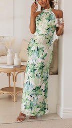 Ember | Damklänning med blomsterprint, halterneck och öppen rygg, maxiklänning