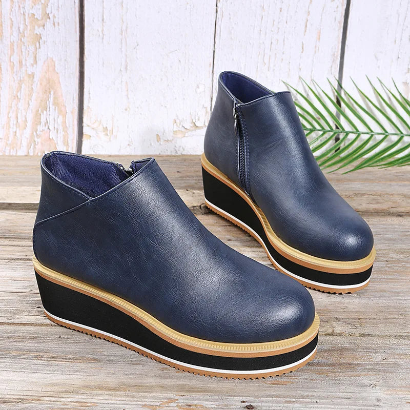 Linnea | Ankelboots med kilklack och dragkedja