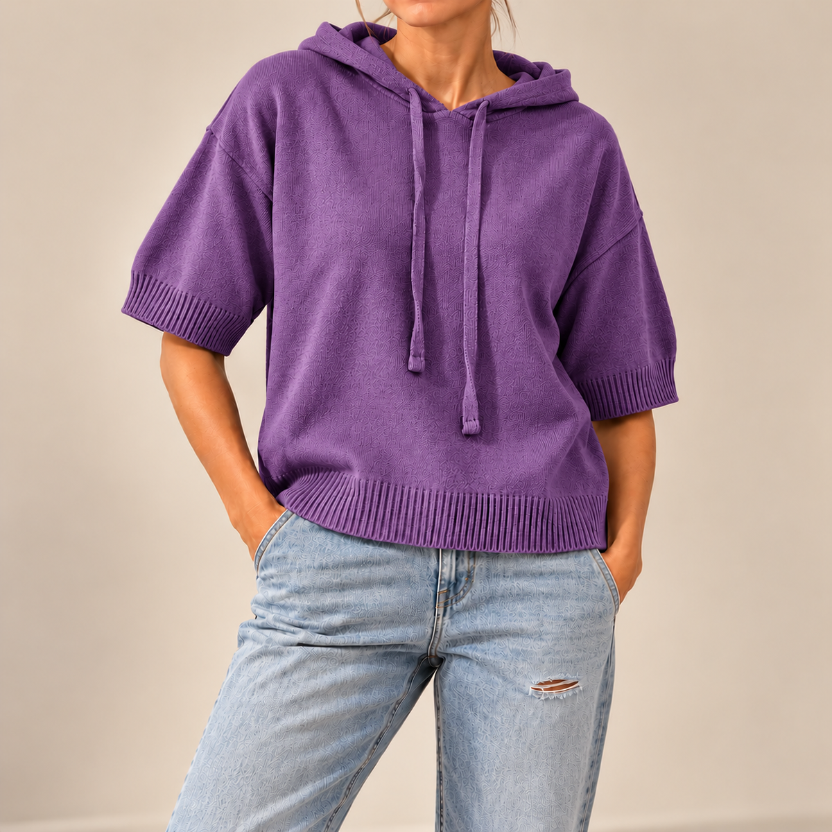 Saga | Stickad poncho med huva och korta ärmar
