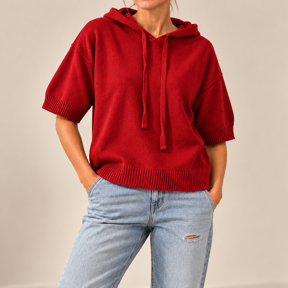 Saga | Stickad poncho med huva och korta ärmar