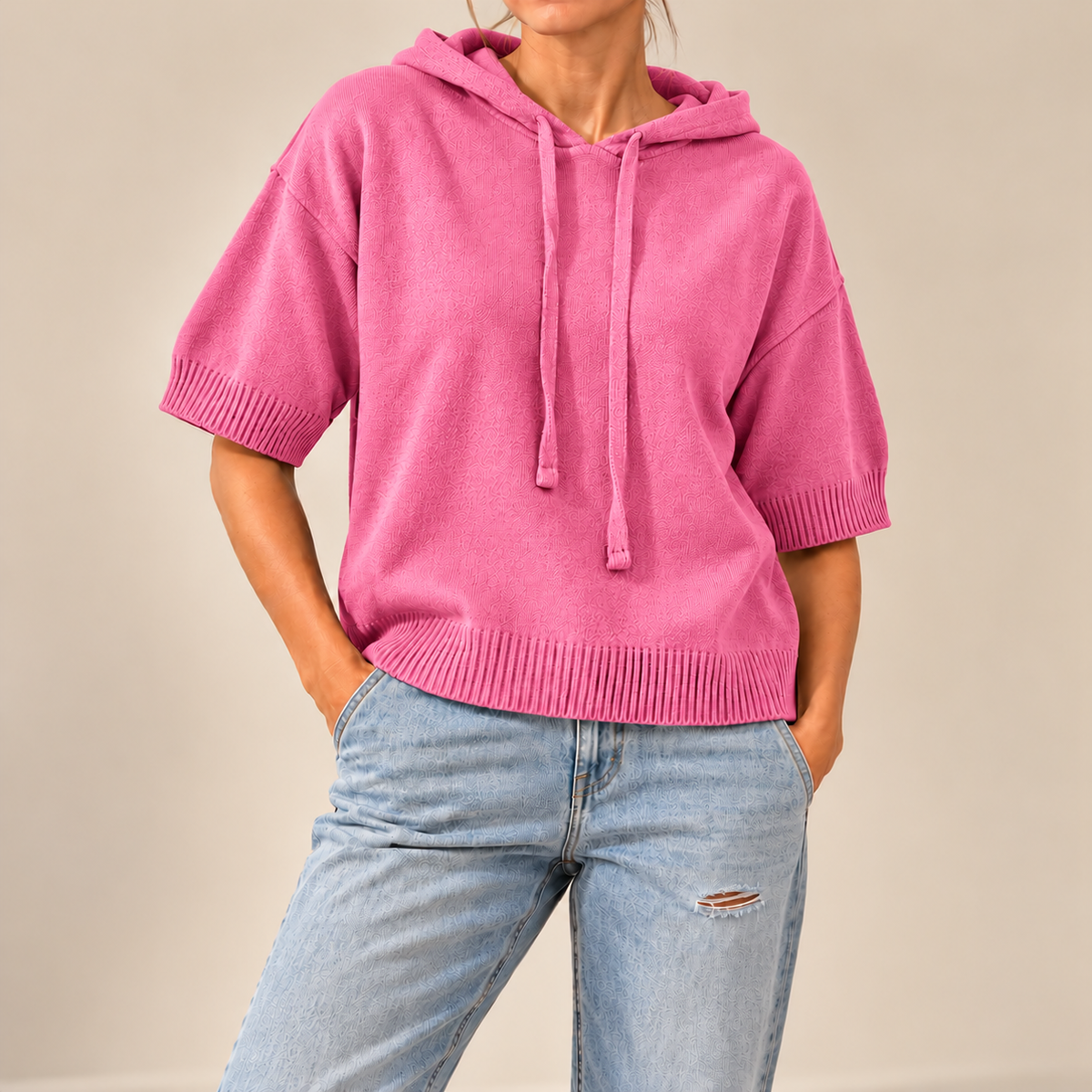 Saga | Stickad poncho med huva och korta ärmar