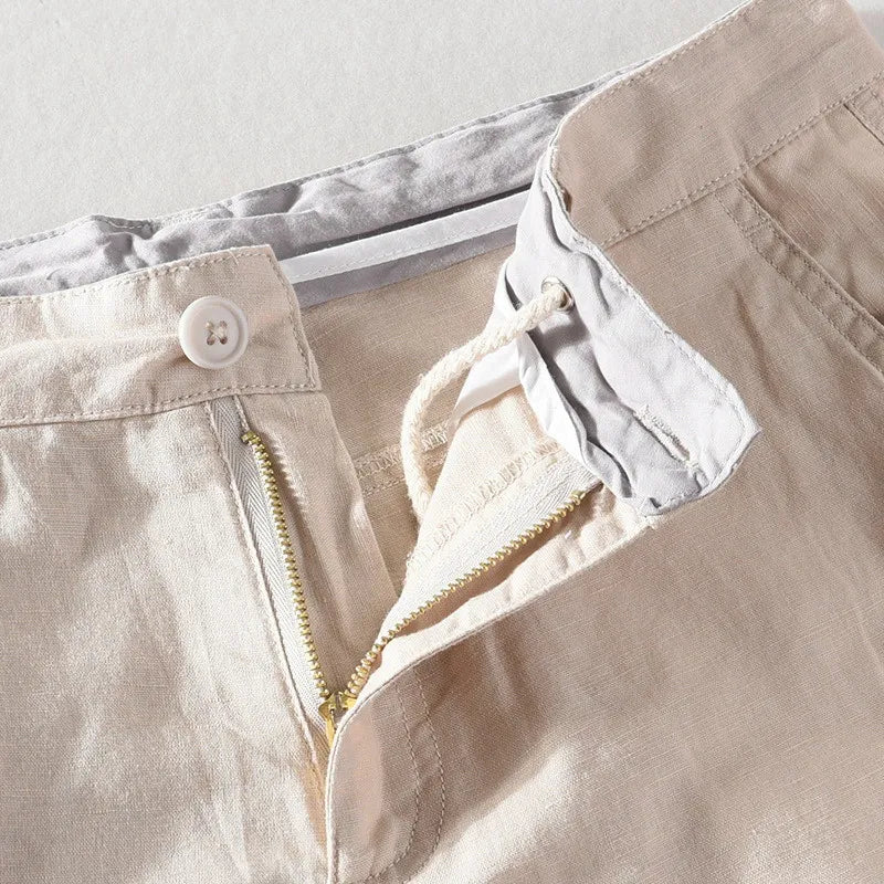 Strandshorts för herr i linne-bomull, sommarlook med knappstängning - Sandro